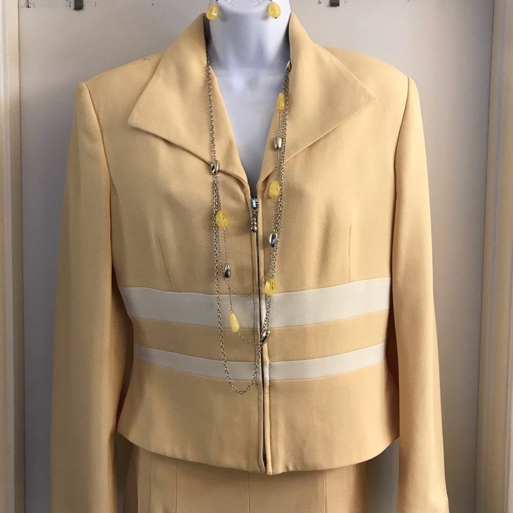 Yellow/White pant suit w/ matching jewelry